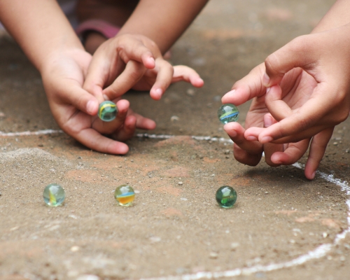 Trách nhiệm của phụ huynh khi cho trẻ chơi với hòn bi